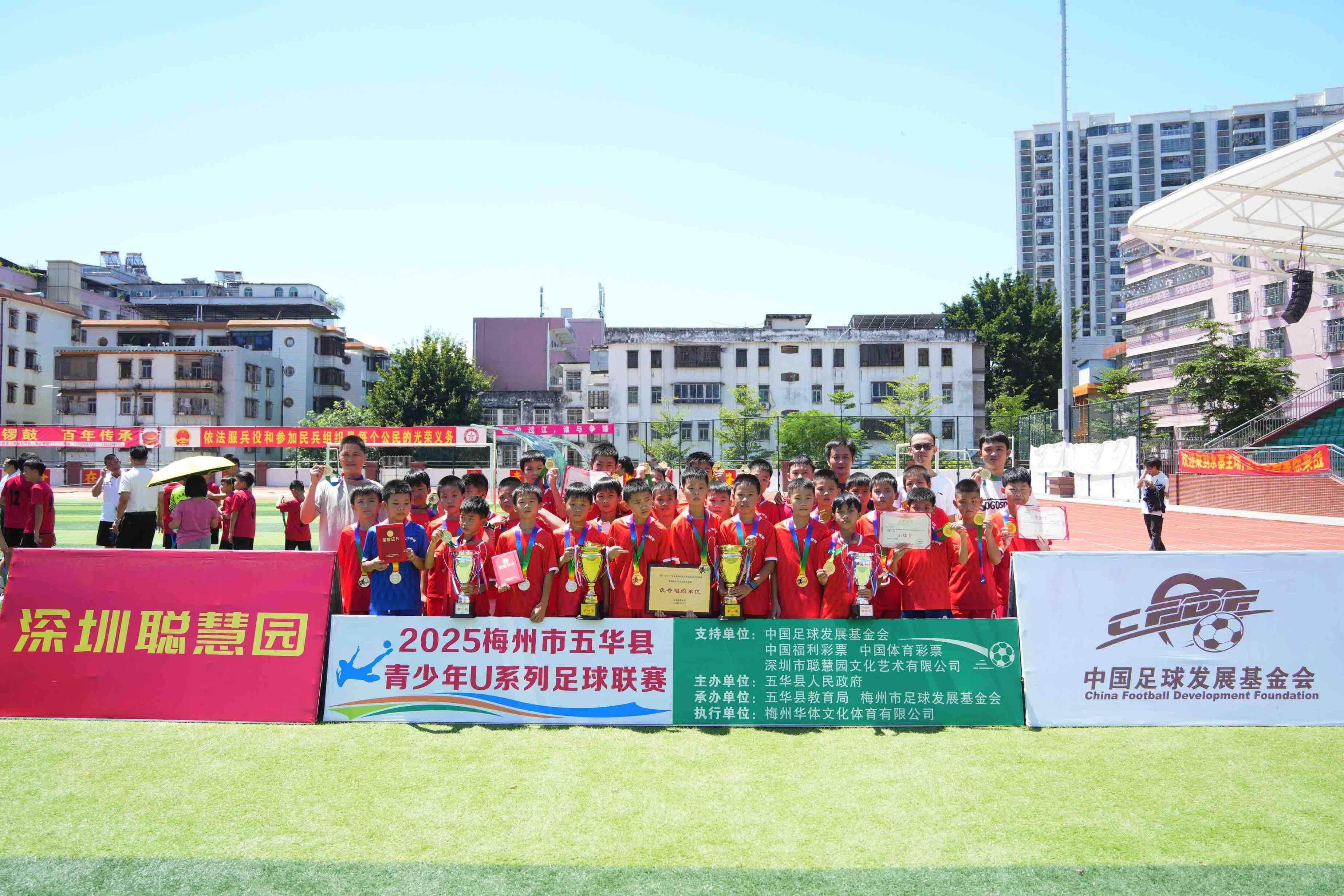 开云官网-包含足球赛季收官之际，冠军战役烽烟四起的词条